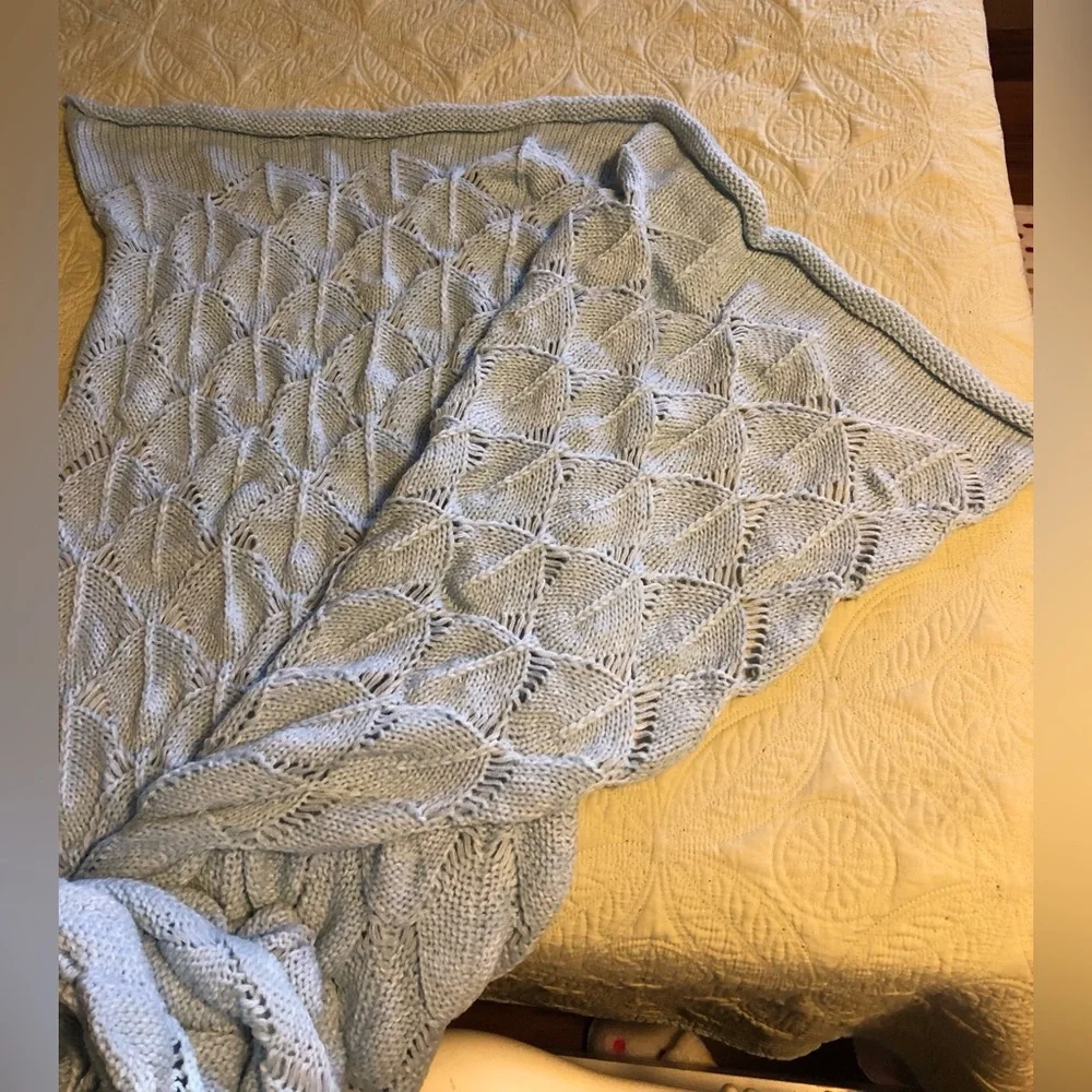 *NOW 30% OFF!!!* Mermaid Tail Blanket; Knit; Scale & Fin Detail; Aqua Blue - Picture 5 of 12